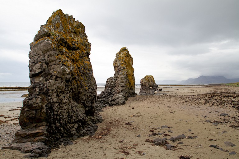 Overblijfselen van lavatunnels op het strand.