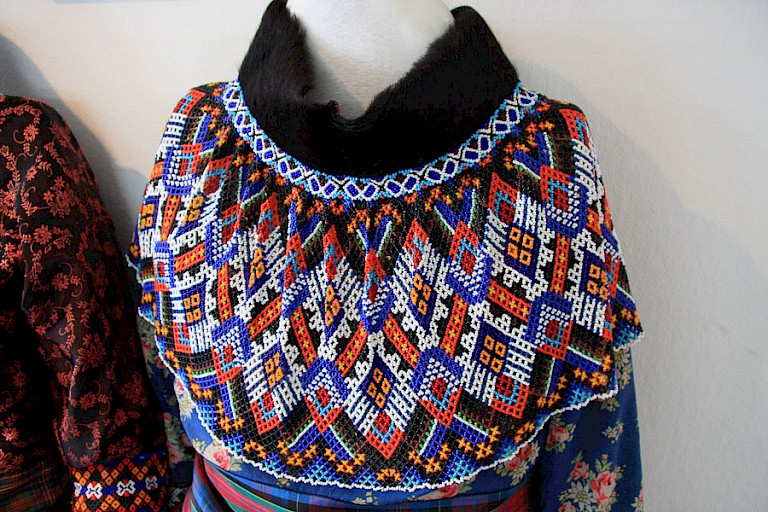 Traditionele kleding in een het museum van Narsaq.