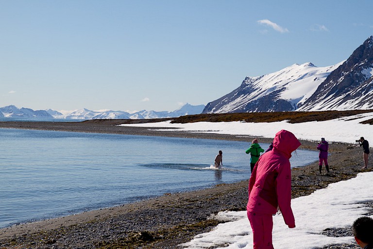 Een frisse duik (polar plunge) is een soms adembenemende ervaring.