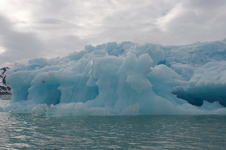 Het intens blauwe ijs afkomstig van een van de gletsjers.