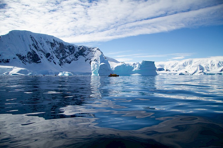 Zodiactocht in het overweldigende Antarctische landschap