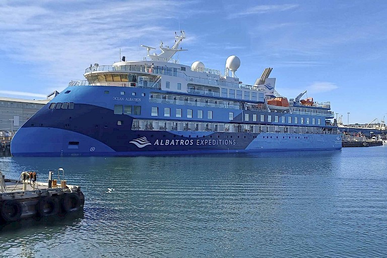 Ocean Albatros in het haventje van Reykjavík, klaar voor vertrek.