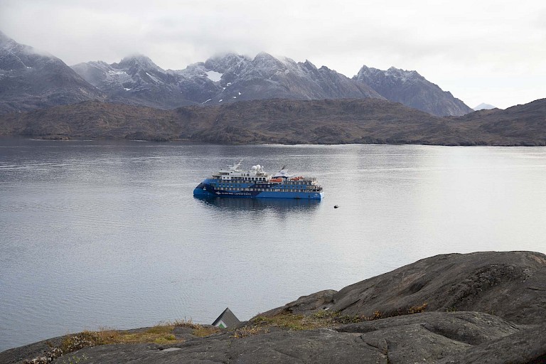 De Ocean Albatros in de baai bij Tasiilaq