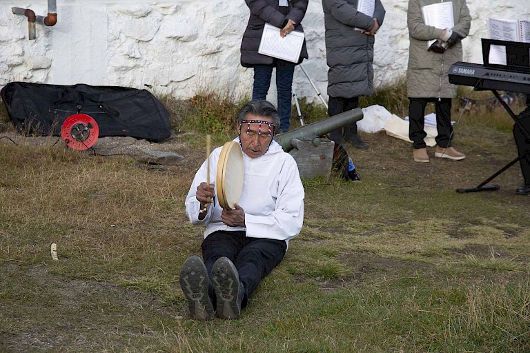 Traditionele drumdanser in Tasiilaq