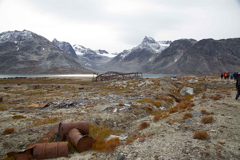 Ikateq overal liggen roestige overblijfselen van de Amerikaanse basis.