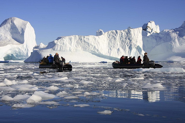Zodiactocht langs de immense ijsbergen in de Scoresby Sund