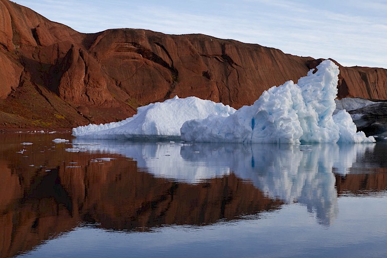 Scoresby Sund, met het kenmerkende rode gesteente