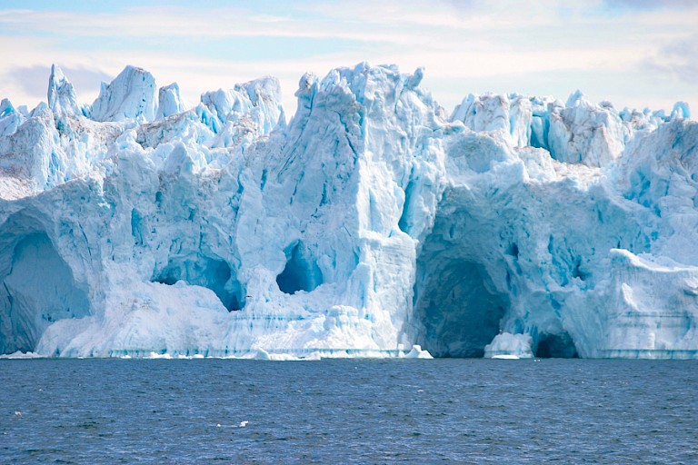 IJsbergen worden door weer, wind en water in de meest uiteenlopende vormen geslepen. (Diskobaai).