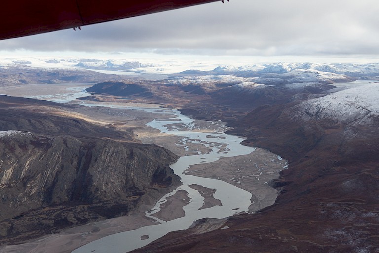 De afwaterstroom vanaf de Groenlandse IJskap bij Kangerlussuaq gezien vanuit het vliegtuig.