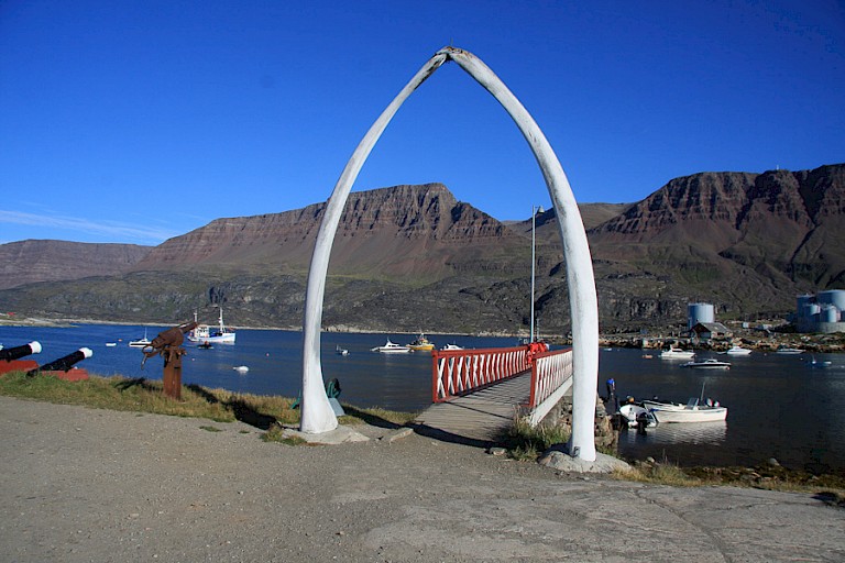 Steiger met walvisribbentoegangspoort bij Qeqertarsuaq (Disko-eiland).