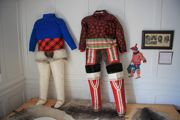 Traditionele kleding in het museum van Qeqertarsuaq.