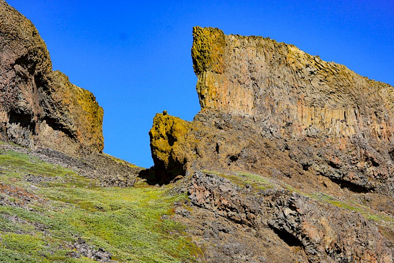 Rotsen met basaltstructuren op Disko-eiland.