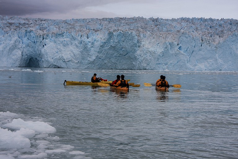 Kajakken bij het front van de Eqip Sermia.