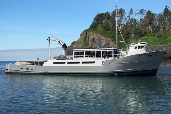 Kruzof Explorer vanaf zee naar een van de havens in Zuid-Alaska.