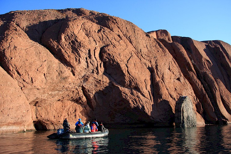 Zodiactocht langs de rotsen.