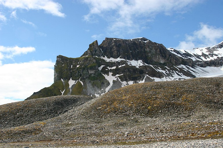 Alkhornet op de hoek van de Isfjord en zee.