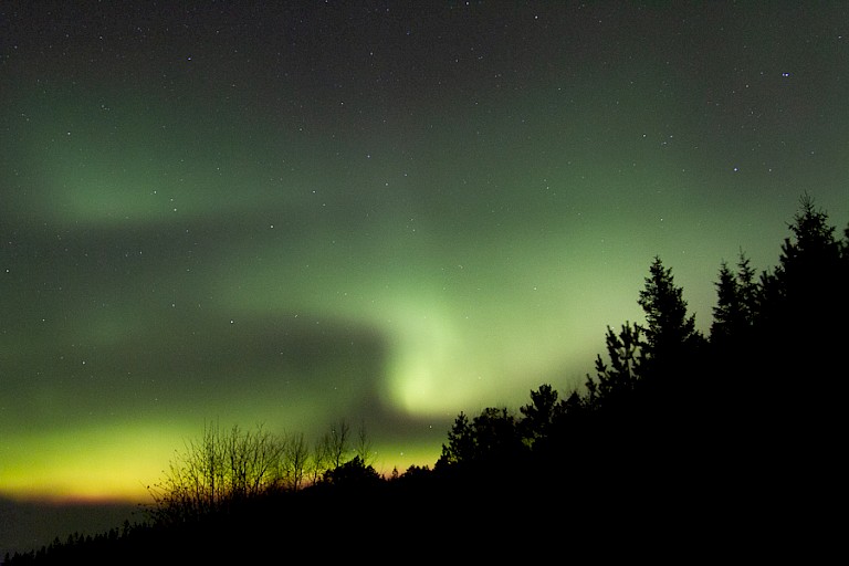 Tot eind maart is het 's nachts donker genoeg om noorderlicht te kunnen zien.