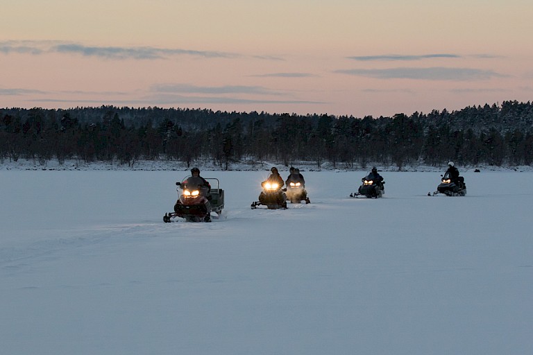 Sneeuwscootertocht over het meer.