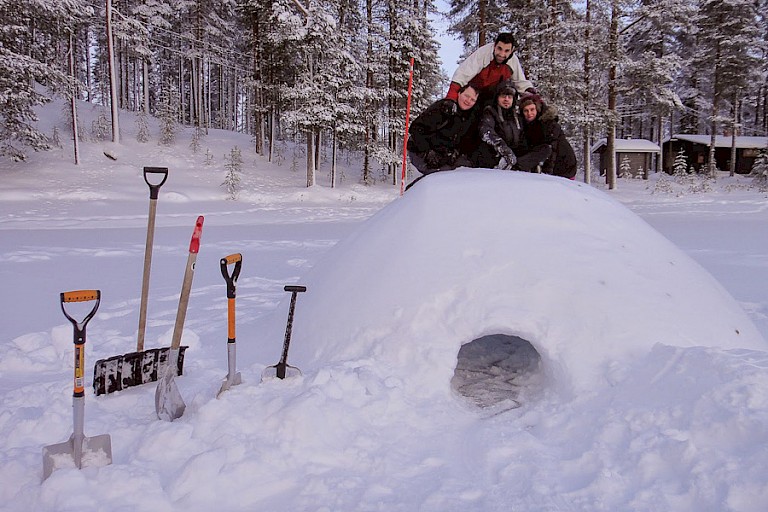 De iglo is klaar en stevig genoeg!