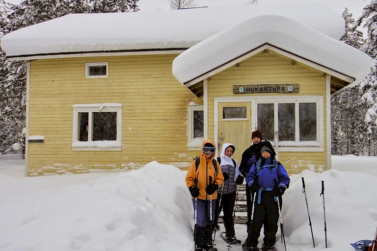 De wildernishut waar tijdens de 2-daagse sneeuwschoenwandeling wordt overnacht.