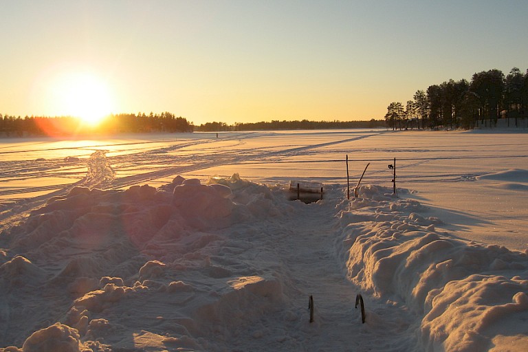 Zonsondergang boven het meer.