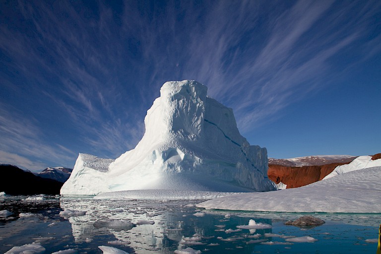 Immense ijsbergen drijven rond in de vele fjorden aan de oostkust