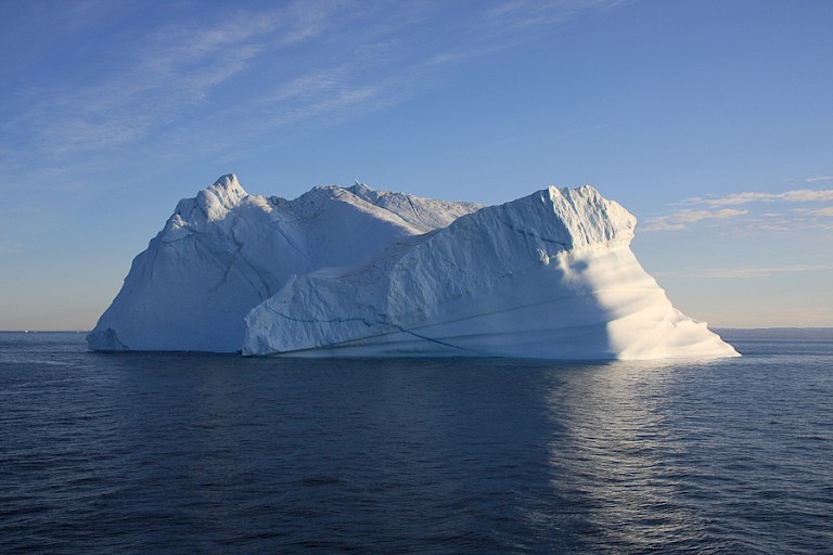 Enorme ijsberg bij in de Antarctic Sound