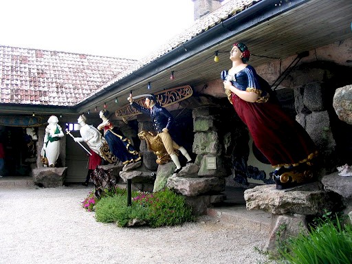 Boegbeelden in het Valhallamuseum.