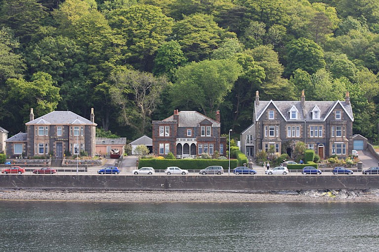 Huizen langs de fjord richting Oban.