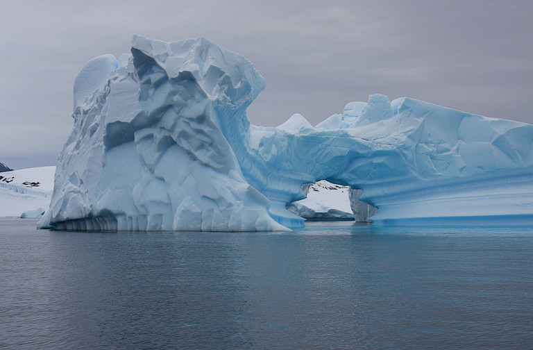 Immense ijsbergen dobberen rond.