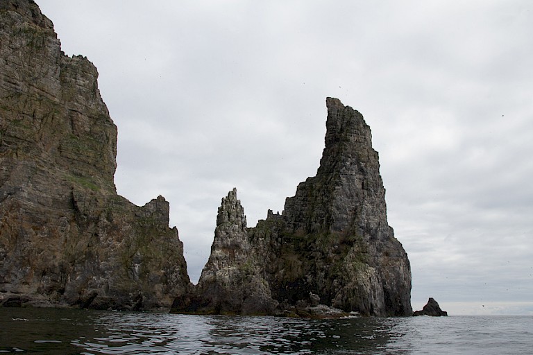 Ruige rotsen voor de kust van Bereneiland.