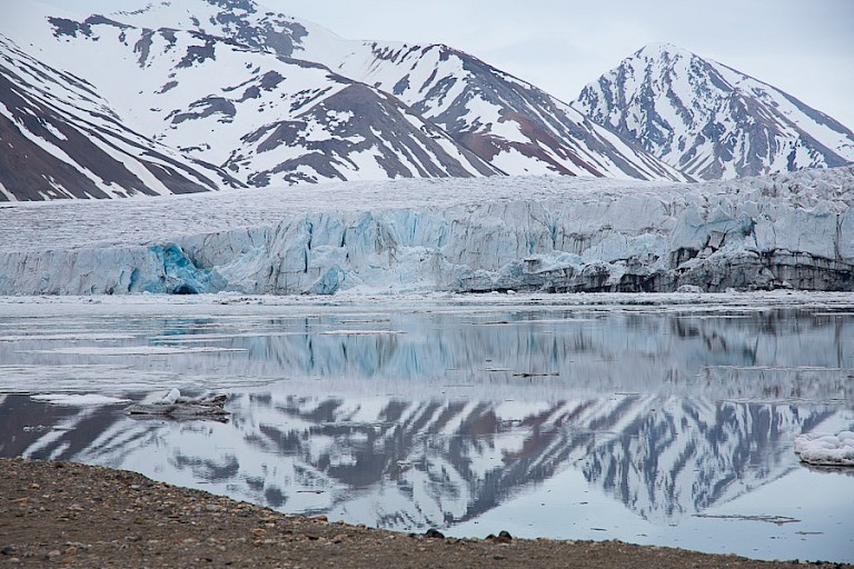 Recherchebreen met gletsjermeer.