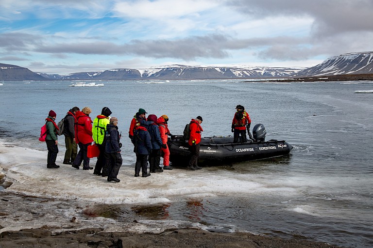 Aan land gebracht met zodiacs voor een wandeling op Russkaja.