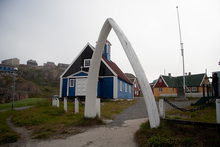 Het dorpsplein met de boog van walviskaken in Sisimiut.