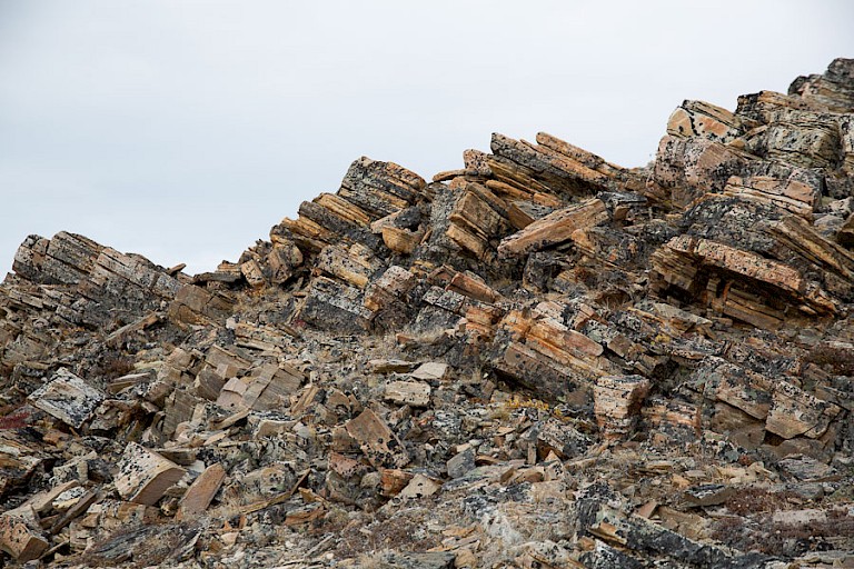 Hier en daar zijn de oude aardlagen goed te zien op Dundas harbour.