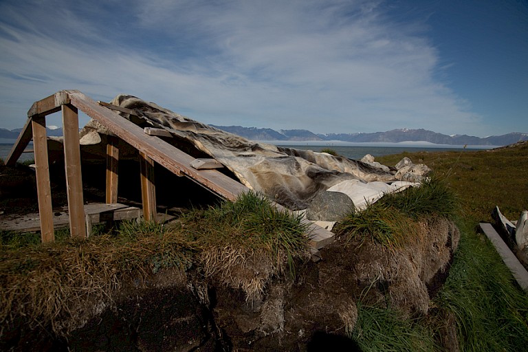 Een traditionele schuilhut afgedekt met huiden (Pond Inlet).