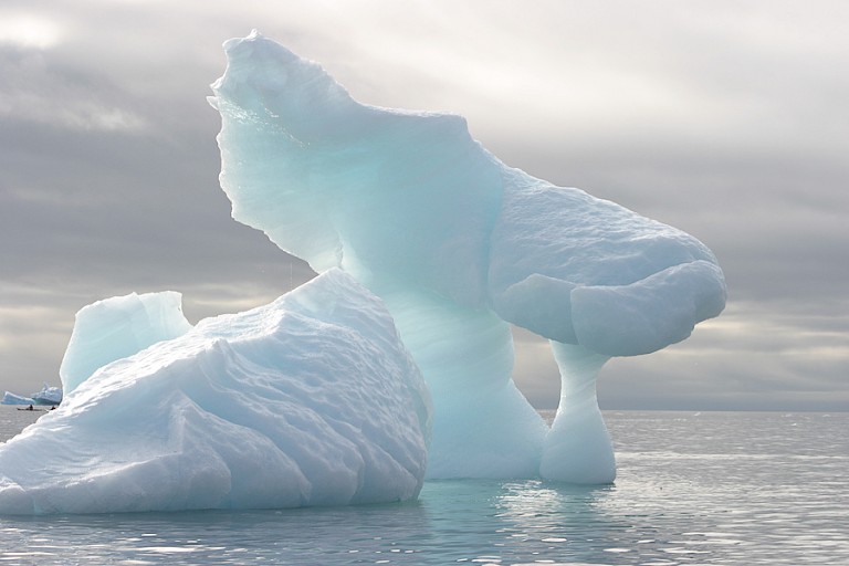 IJsbergen in allerlei vormen, afgekalfd van de immense gletsjers langs de Lancaster Sound.
