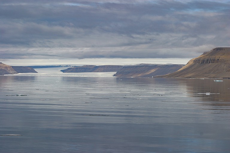 Ruige berglanschappen met gletsjers langs de Noordwest Passage.