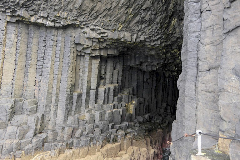 Een van de grotten die de inspiratie waren voor Fingal's Cave van Mendelsohn. 
Foto: Sigrid Martin.