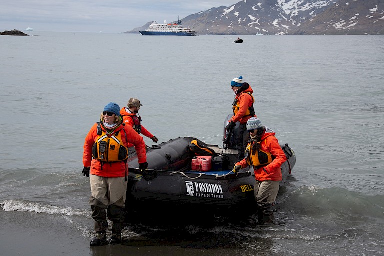 Expeditieteam wacht bij de zodiac tot dat de eerste mensen terug willen naar het schip.