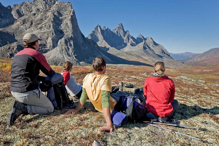 Genieten van het uitzicht (Tombstone Mountains).