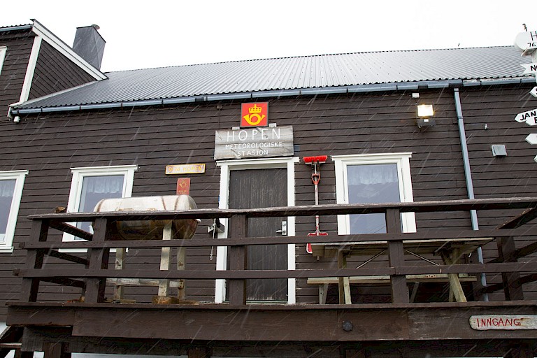 Het weerstation op Hopen.