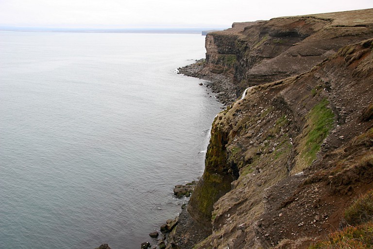 Kustlijn van heet schiereiland Tjörnes