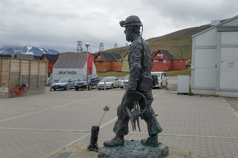 Mijnwerkersstandbeeld in Longyearbyen (Spitsbergen).