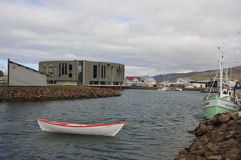 De reis eindigt in Akureyri (Noord-IJsland).