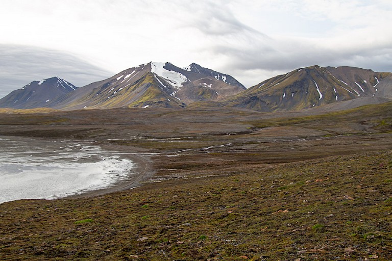 Toendragebied nodigt altijd uit tot wandelen (Spitsbergen).