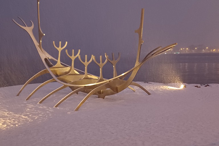 Kunstwerk aan de haven in Reykjavík.