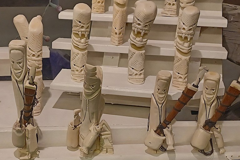 Tupilaks zijn te zien en te koop bij de beeldend kunstenaars o.a. in Sisimiut