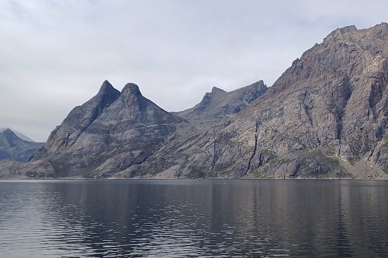 Bergwanden langs de Prins Christian Sund