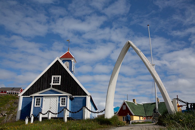 Het pleintje in Sisimiut met de toegangspoort van walvisribben en het houten kerkje.